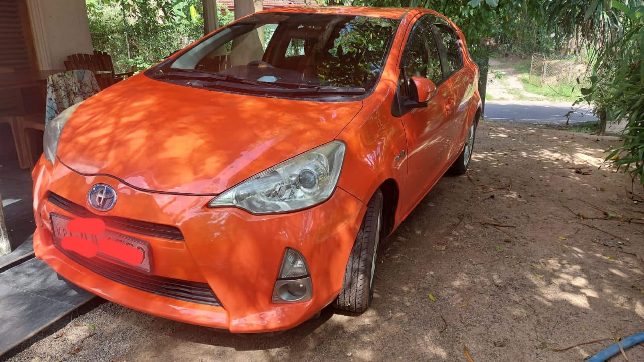 Аренда машины Toyota Aqua, Коломбо, Шри-Ланка, 36.00$ в день